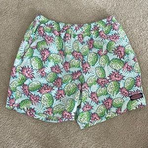 Vineyard Vines men’s swim trunks. Size L pineapple print
